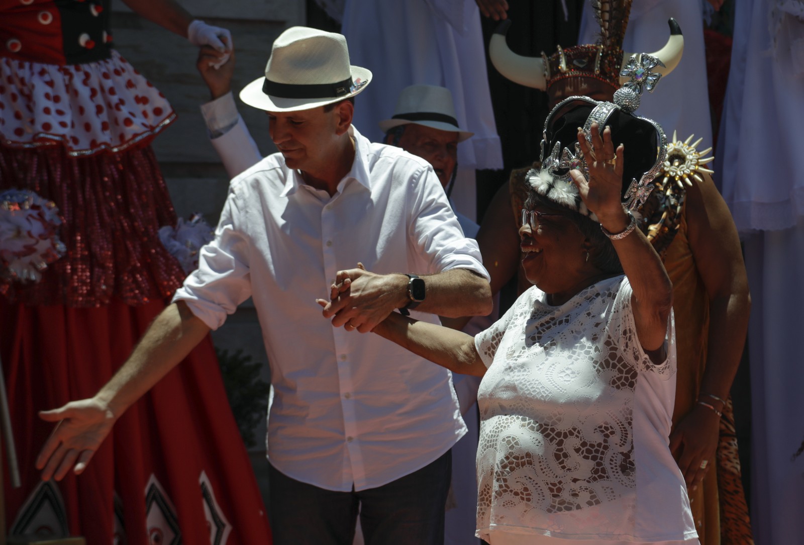 Prefeito Eduardo Paes entrega as chaves da cidade para o Rei Momo e dá o início do Carnaval com desfile preparado por Milton Cunha nos jardins do Palácio da Cidade. — Foto: GABRIEL DE PAIVA