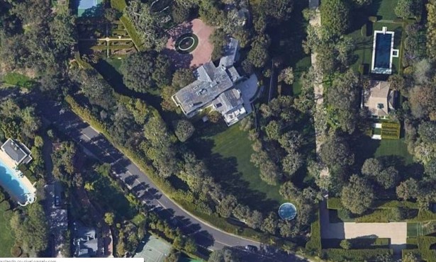 Em 2020, Jeff Bezos comprou mansão de valor recorde em Beverly Hills — Foto: Google Street View
