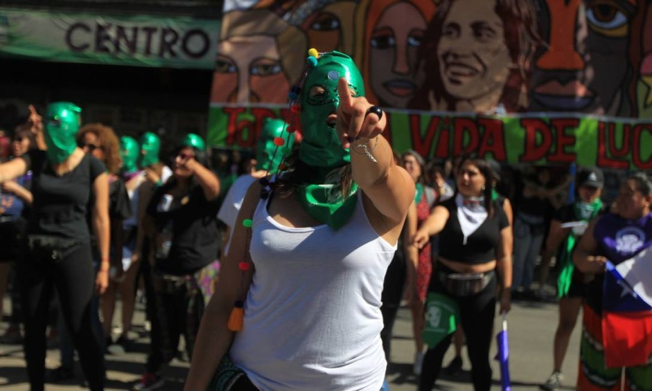 Mulheres cantam a música "O estuprador é você", que se tornou um lema contra o machismo desde o final do ano passado, em meio a denúncias de abusos cometidos por forças de segurança durante protestos no ChileREUTERS