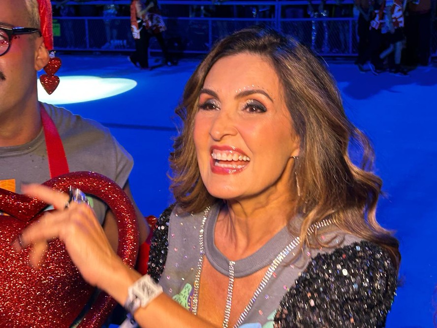 A apresentadora Fátima Bernardes curte o último dia de desfiles na Sapucaí, com as campeãs do Carnaval 2024