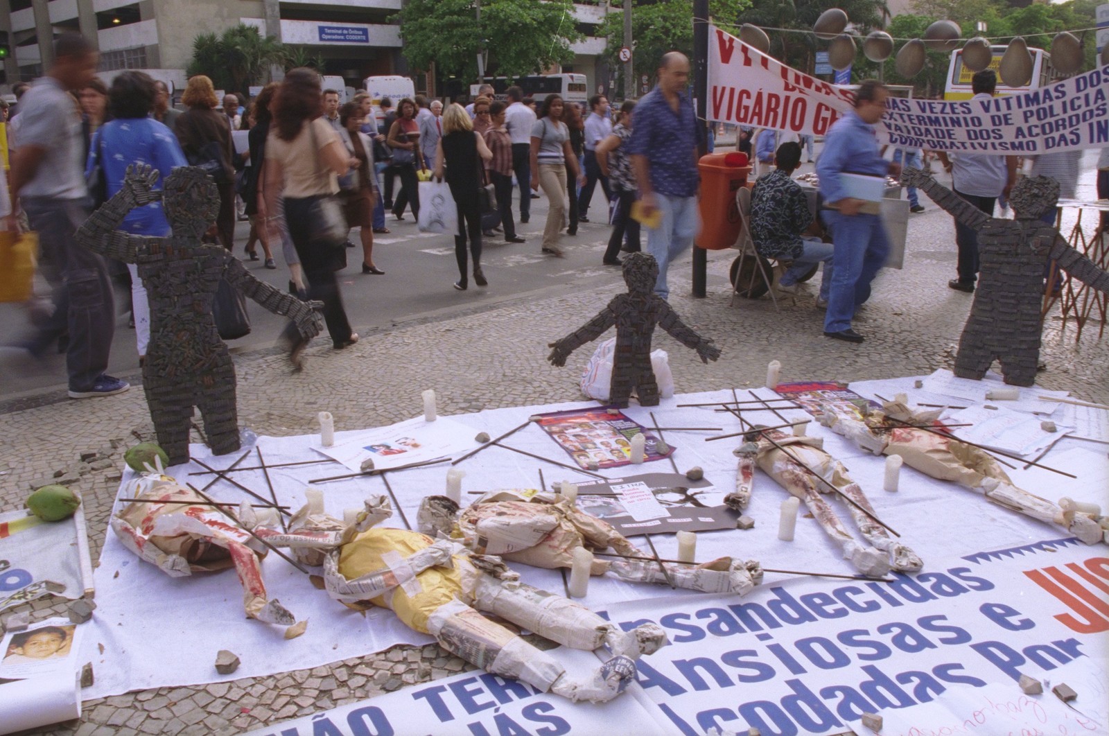 Com bonecos de papel estendidos sobre faixas, parentes e amigos das vítimas da chacina de Vigário Geral realizam manifestação em frente ao Fórum, antes do julgamento de mais um dos acusados da chacina, o ex-PM Roberto Cesar do Amaral Júnior. Ele negou sua participação no assassinato de 21 pessoas, em agosto de 1993 — Foto: Ivo Gonzalez