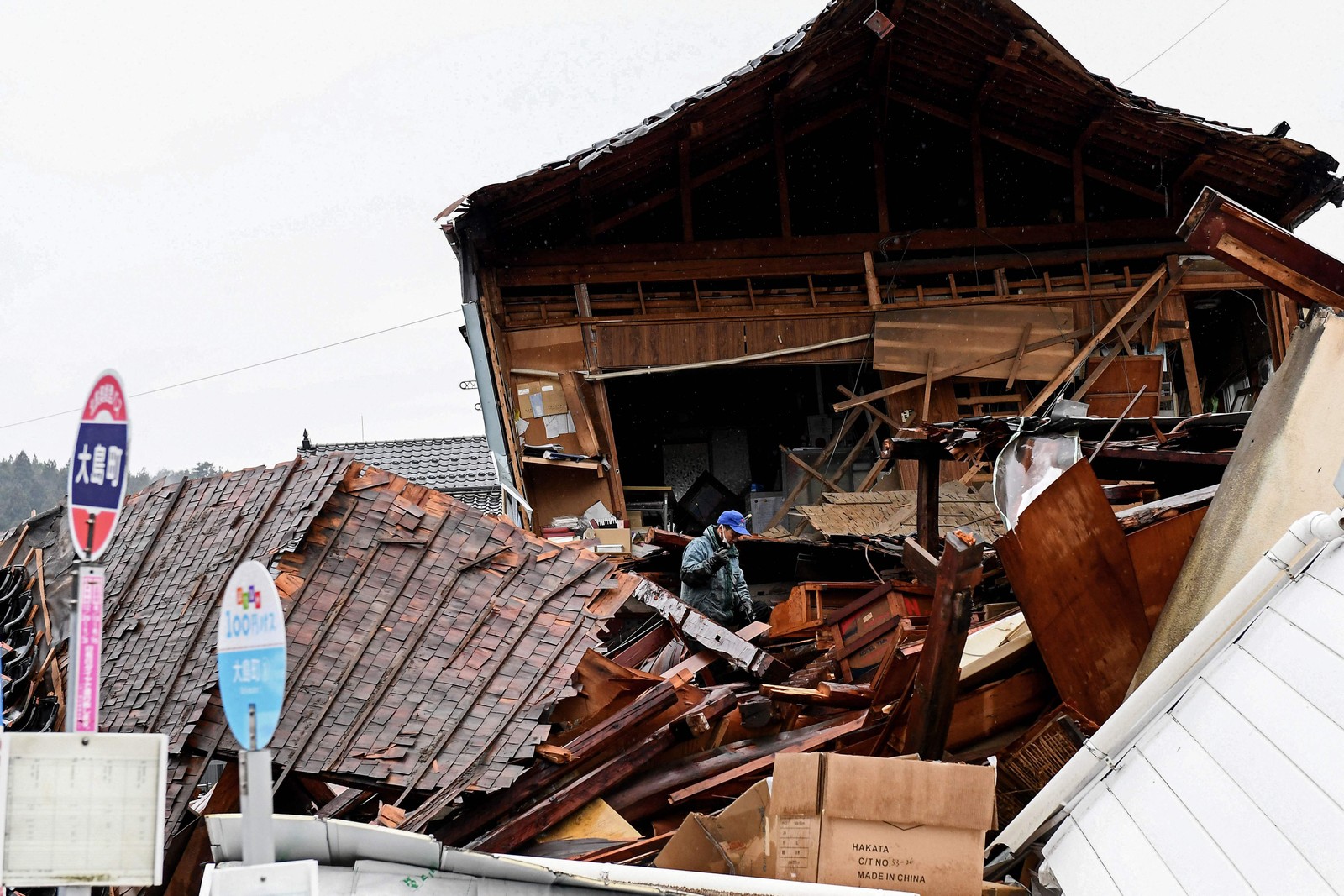 Casa destruída em Anamizu após terremoto de magnitude 7.5 atingir o Japão — Foto: Toshifumi KITAMURA / AFP
