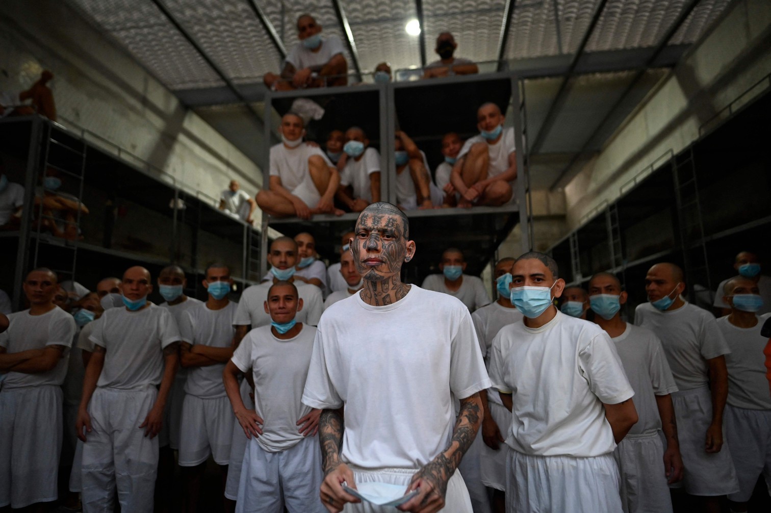 Detentos no maior centro penitenciário da América, situado em El Salvador — Foto: Marvin RECINOS / AFP