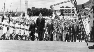 Fernando Collor sobe a rampa do Planalto como presidente eleito em 1990 — Foto: Mino Pedrosa/Agência O Globo/15-03-1990