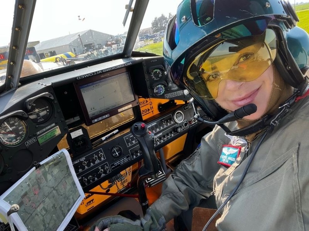 Juliana Turchetti, piloto agrícola brasileira fez carreira na aviação agrícola e combatia incêndios florestais nos EUA — Foto: LInkedin