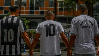 Torcida Jovem do Santos faz Vigília para Pelé na porta do hospital Albert Einstein — Foto: Felipe Iruatã/Zimel Press/Agência O Globo