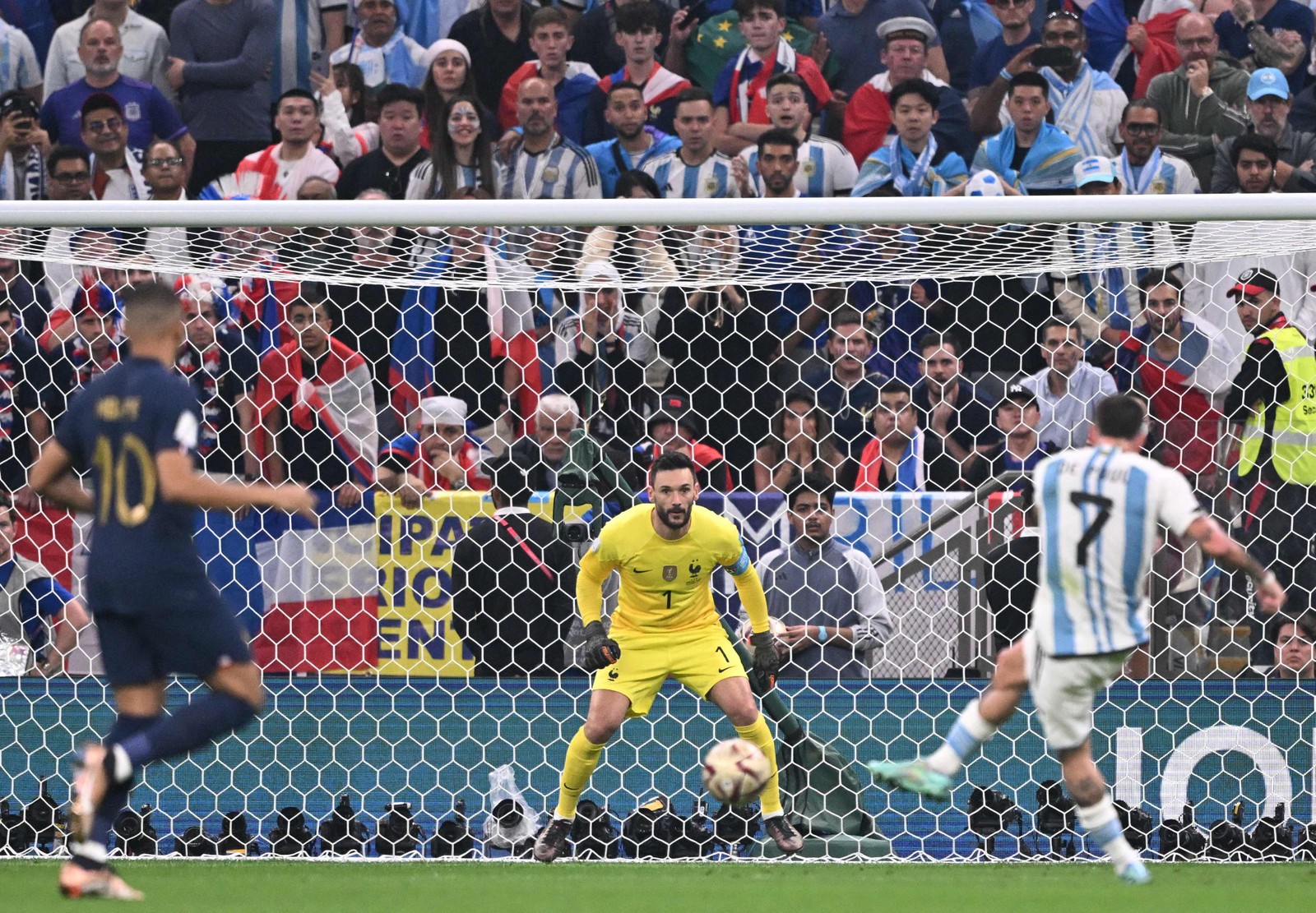 Rodrigo De Paul tenta um chute contra o gol da França  — Foto: Kirill KUDRYAVTSEV / AFP