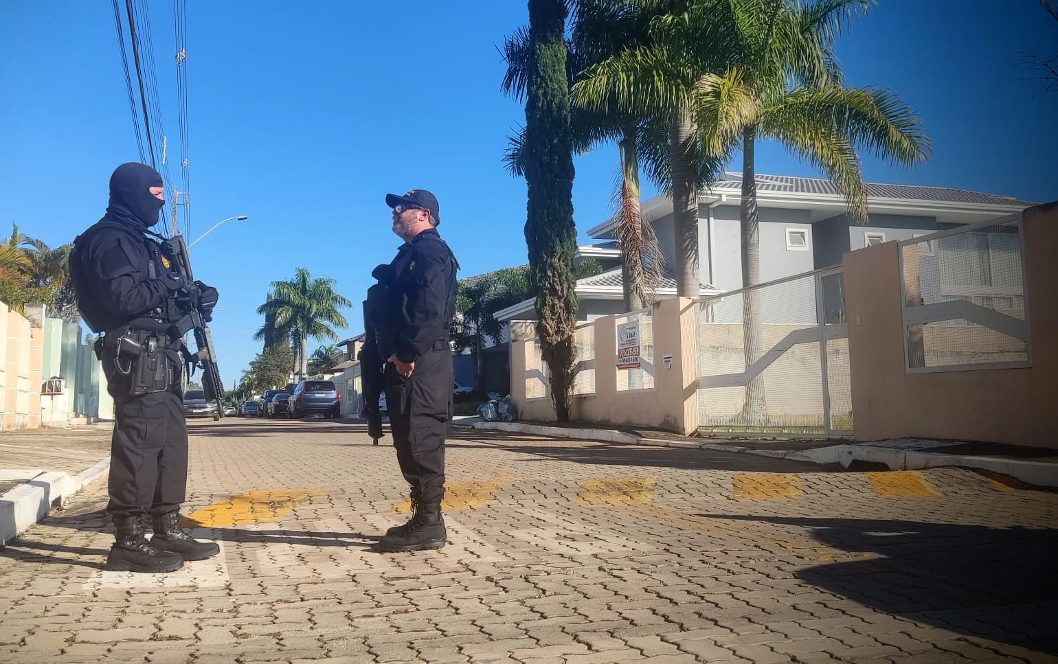 Polícia Federal faz busca e apreensão na casa do ex-presidente Jair Bolsonaro em Brasília — Foto: Cristiano Mariz/O Globo