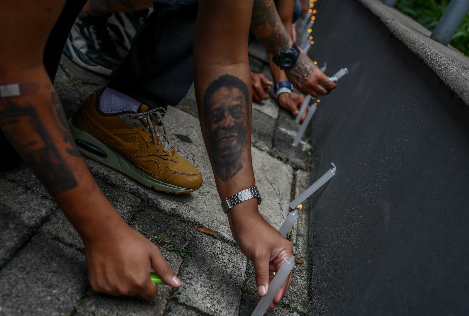 Torcida Jovem do Santos faz Vigília para Pelé na porta do hospital Albert Einstein, em São Paulo, neste domingo, dia 4 — Foto: Felipe Iruatã/Zimel Press/Agência O Globo