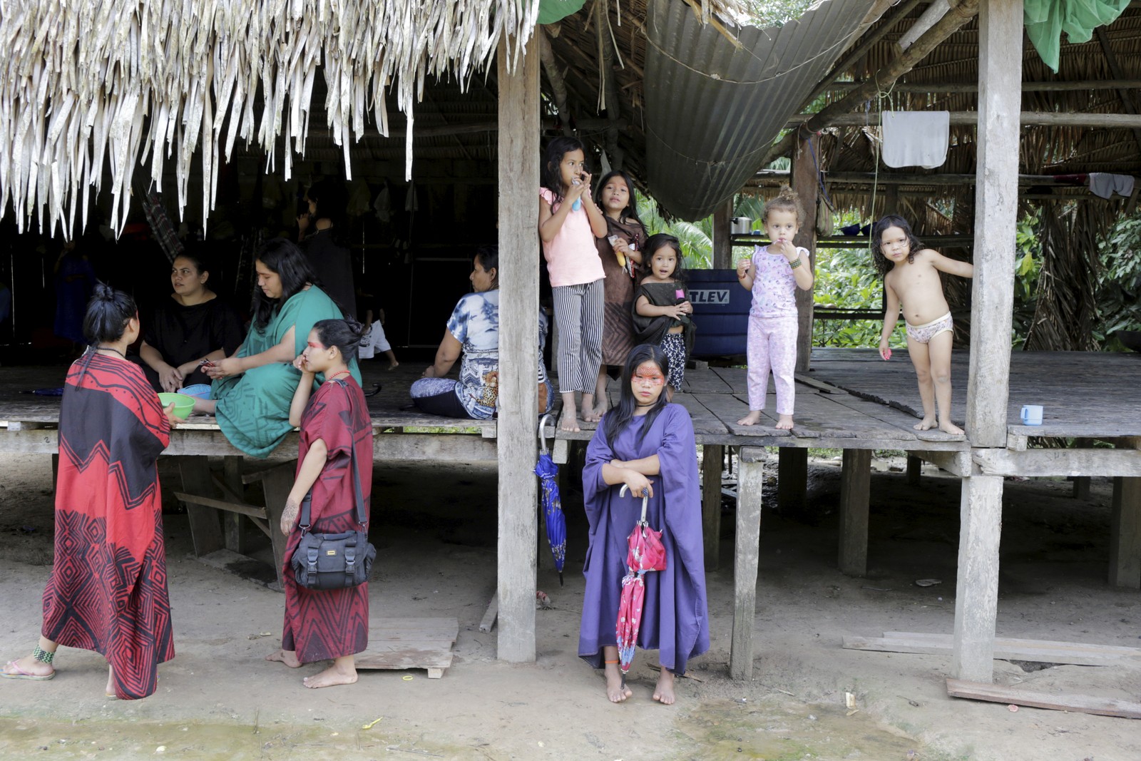 Famílias ashaninkas se preparam para receber seus parentes kayapó — Foto: Domingos Peixoto / Agência O Globo