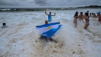 Torcedores da Argentina comemoram a conquista da Copa do Mundo do Catar 2022 na praia de Copacabana, no Rio de Janeiro — Foto: MAURO PIMENTEL/AFP