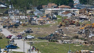 Imagens revelam dezenas de casas completamente destruídas, carros revirados e abandonados pela cidade, em Iowa. — Foto: Scott Olson/Getty Images/AFP