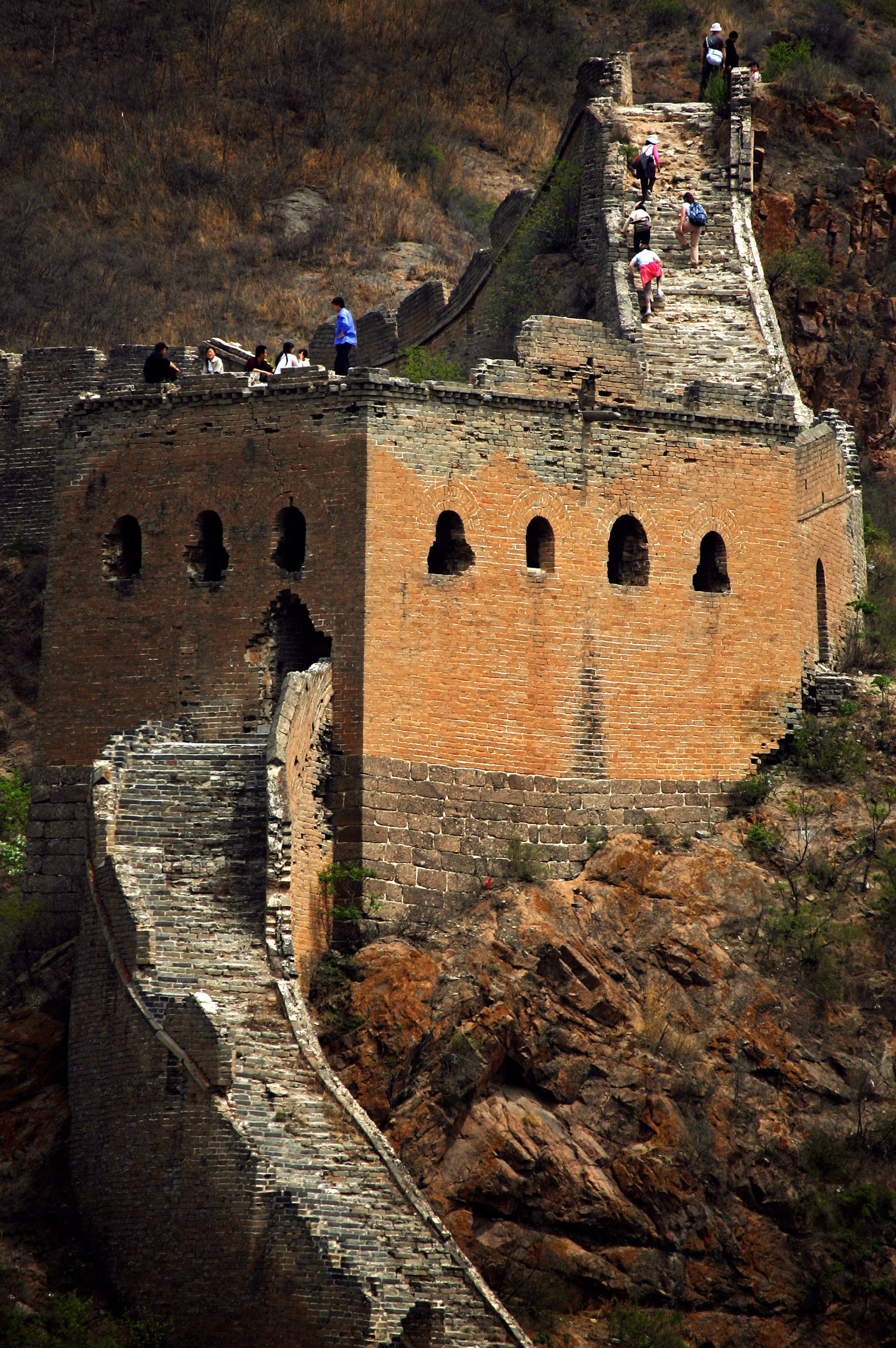 Nesta foto tirada em novembro de 2006, visitantes escalam uma parte danificada da Grande Muralha na província de Hebei — Foto: Chang W. Lee/The New York Times
