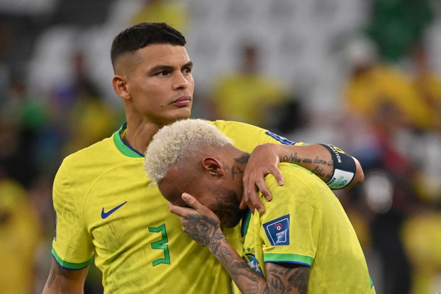 Thiago Silva consola Neymar
