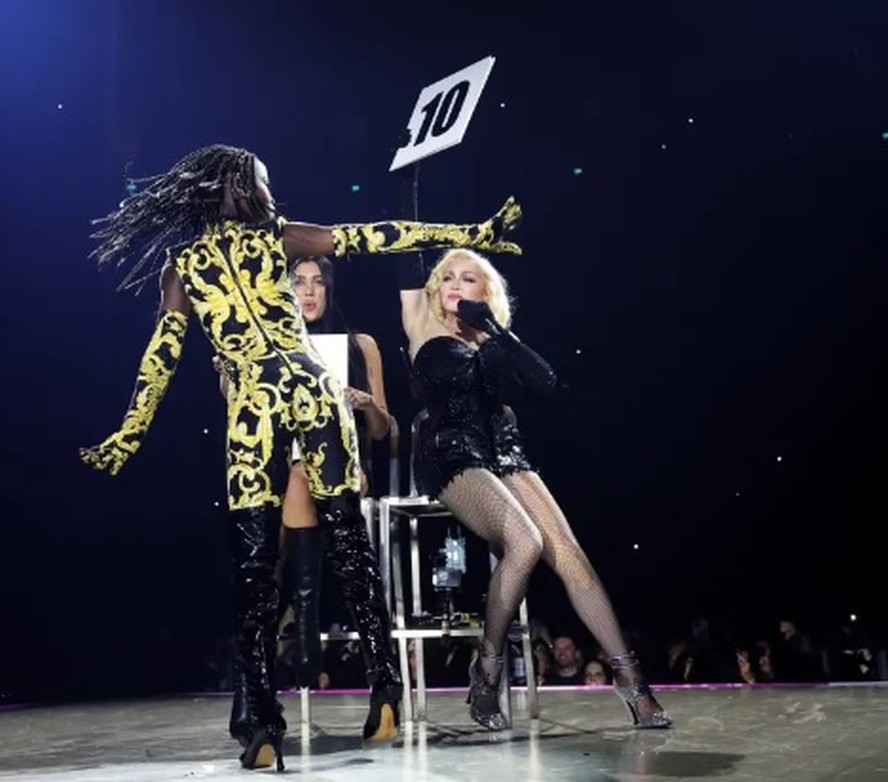 Estere no palco da estreia da turnê Celebration, ao lado de Madonna e Lola