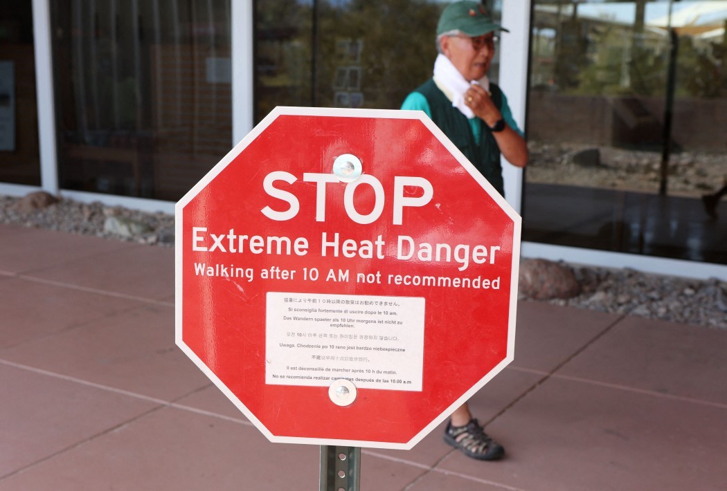 Turistas enfrentam calor de acima de 50ºC no Vale da Morte, nos EUA — Foto: Ronda Churchill/AFP