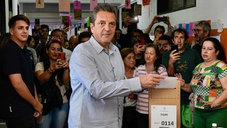 Ministro da Economia argentino e candidato presidencial, Sergio Massa vota em uma seção eleitoral em Tigre, Buenos Aires, no segundo turno das eleições — Foto: MAXIMILIANO VERNAZZA / UNION POR LA PATRIA / AFP