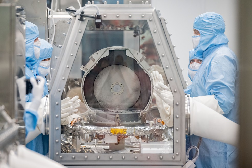 Os especialistas em recuperação da Lockheed Martin, Levi Hanish e Michael Kaye, removem a tampa do recipiente de retorno de amostra — Foto: Nasa / Robert Markowiz