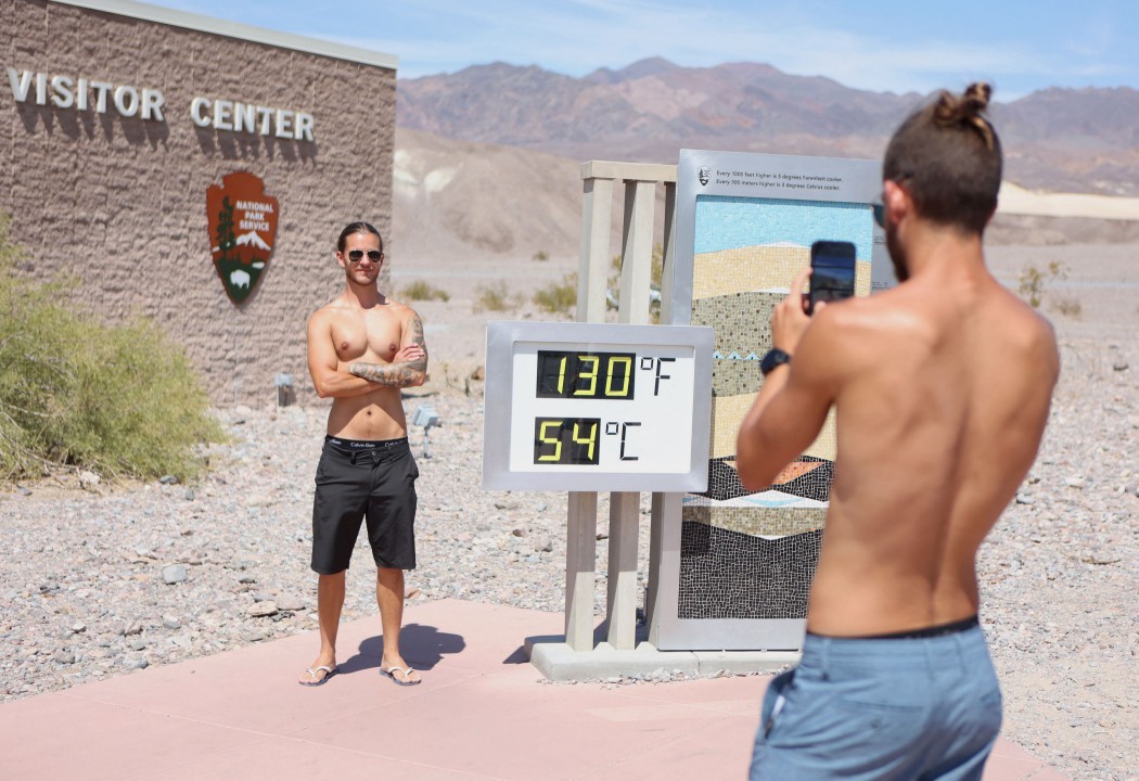 Turistas enfrentam calor de acima de 50ºC no Vale da Morte, nos EUA — Foto: Ronda Churchill/AFP