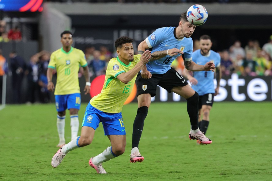 João Gomes tenta ganhar a disputa