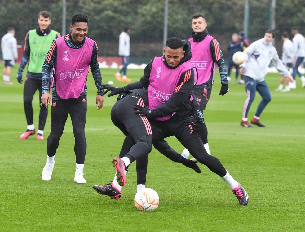 Gabriel Jesus em dividida no treino do Arsenal — Foto: Arsenal/site oficial