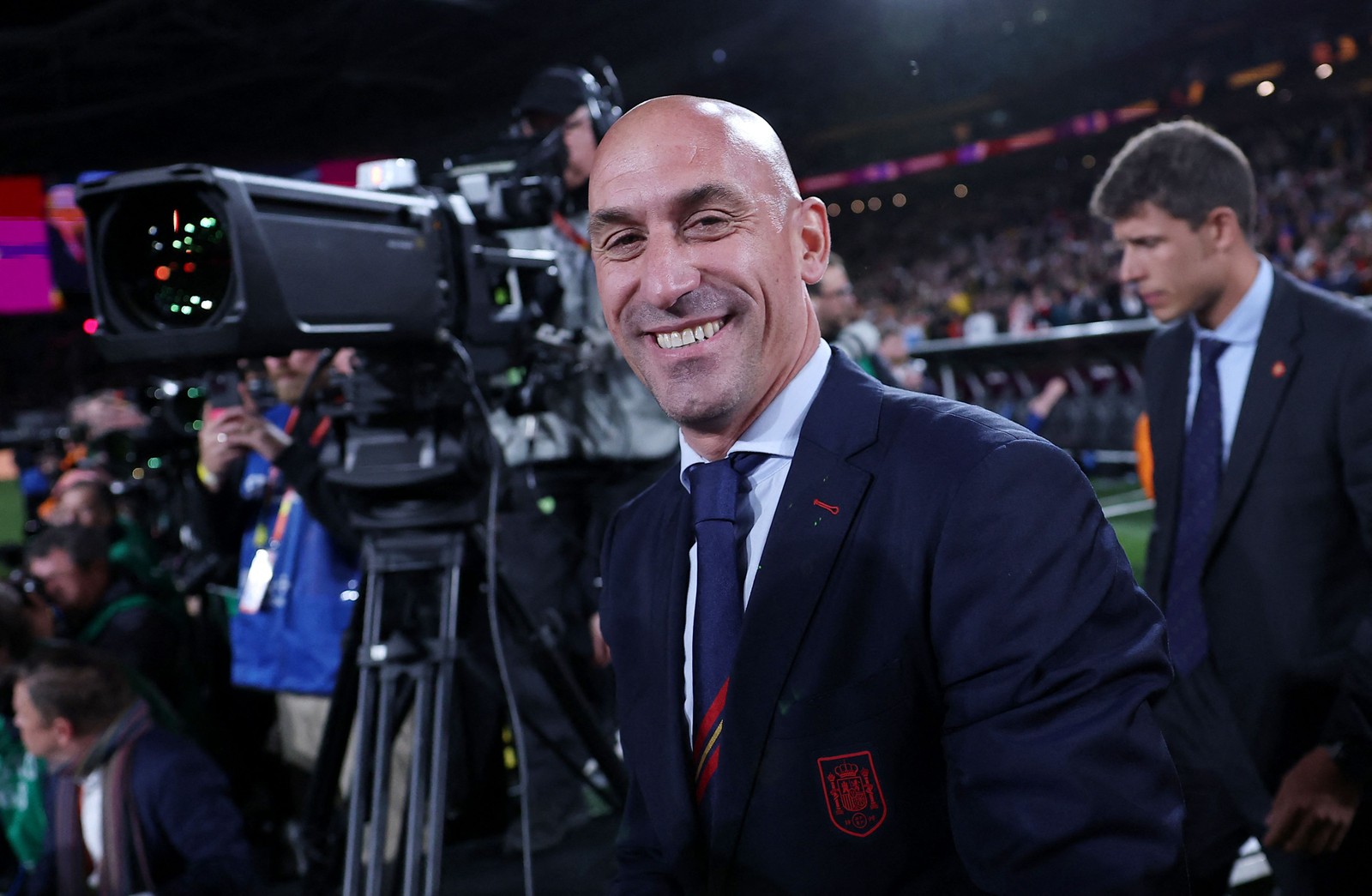 O presidente da Real Federação Espanhola de Futebol, Luis Rubiales (C), durante final da Copa do Mundo Feminina de 2023 entre Austrália e Nova Zelândia entre Espanha e Inglaterra, no Estádio Austrália, em Sydney — Foto: FRANCK FIFE/AFP