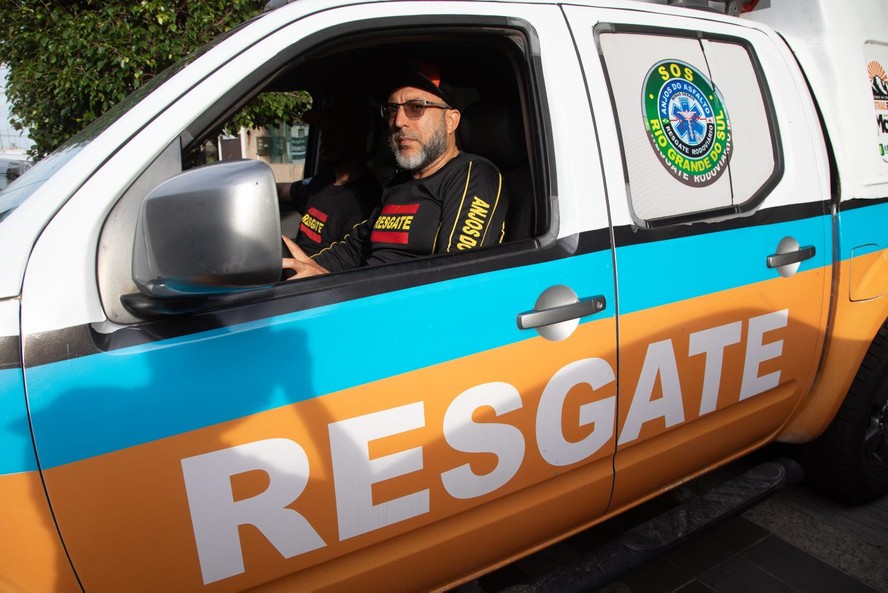 Geraldo de Assis, da equipe voluntária do Anjos do Asfalto, em mais um dia de trabalho de resgate nas chuvas do Rio Grande do Sul