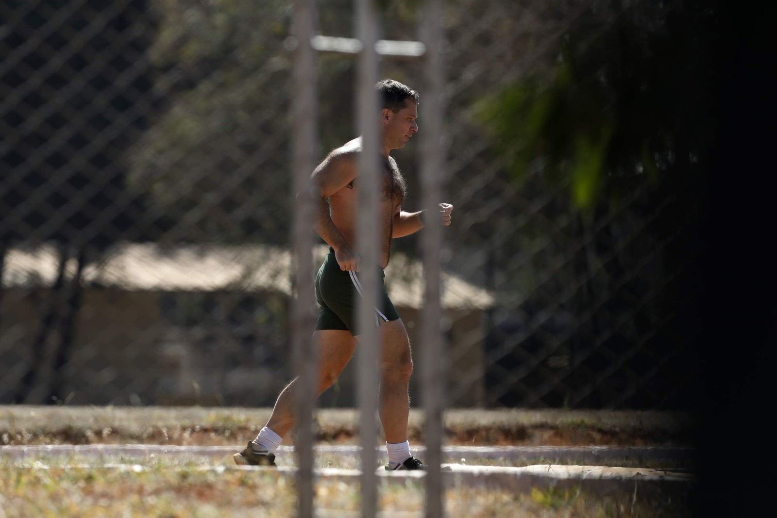 Mauro Cid, antigo ajudante de ordens do ex-presidente Jair Bolsonaro, faz corrida durante a manhã no Quartel da Polícia do Exército, aonde esta preso. — Foto: Cristiano Mariz/Agência O Globo