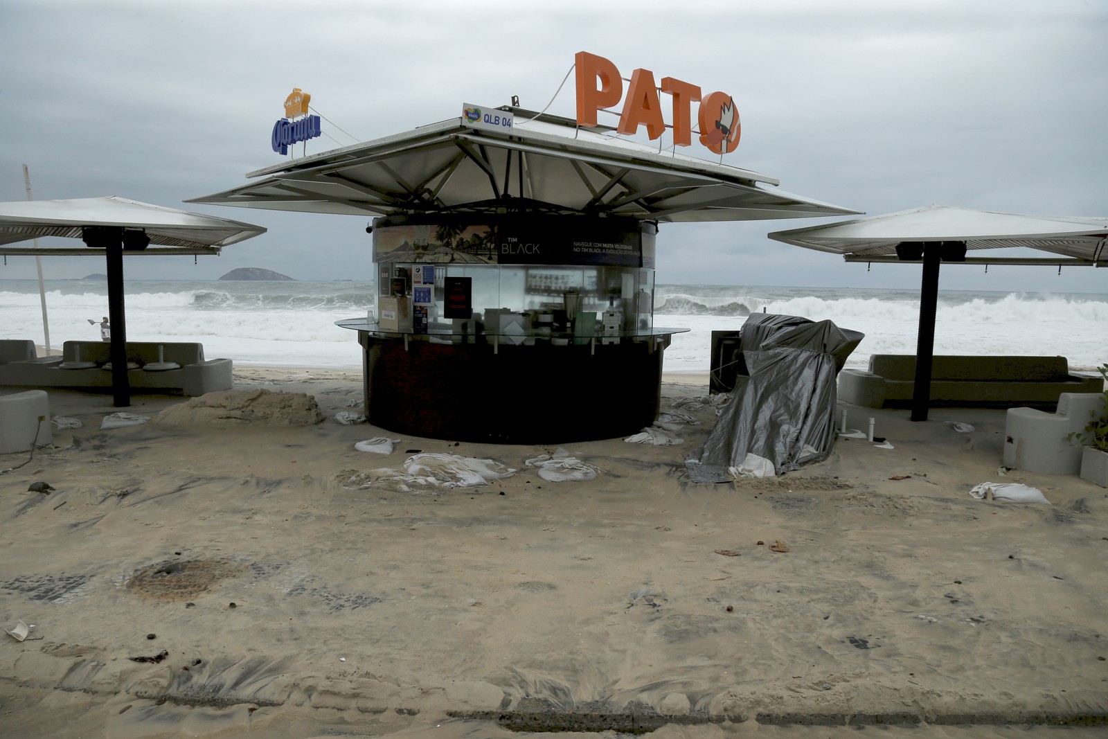 O quiosque foi invadido pela areia da praia — Foto: Fabiano Rocha / Agência O Globo