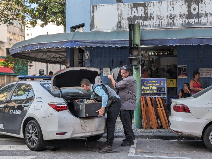 Policiais retiram caça-níqueis do bar do qual comerciante morto em Vila Isabel era sócio