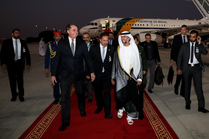 Então presidente Jair Bolsonaro chega a Abu Dhabi para visita de Estado nos Emirados Árabes Unidos, em outubro de 2019