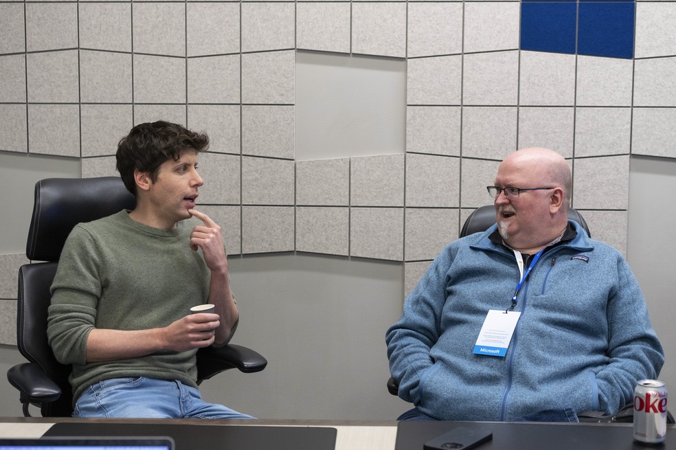 Sam Altman, à esquerda, presidente-executivo da OpenAI, e Kevin Scott, diretor de tecnologia da Microsoft, durante uma entrevista em um evento de mídia para o novo mecanismo de pesquisa Bing com inteligência artificial no campus da Microsoft em Redmond, Washington, 7 de fevereiro de 2023 — Foto: Ruth Fremson/The New York Times