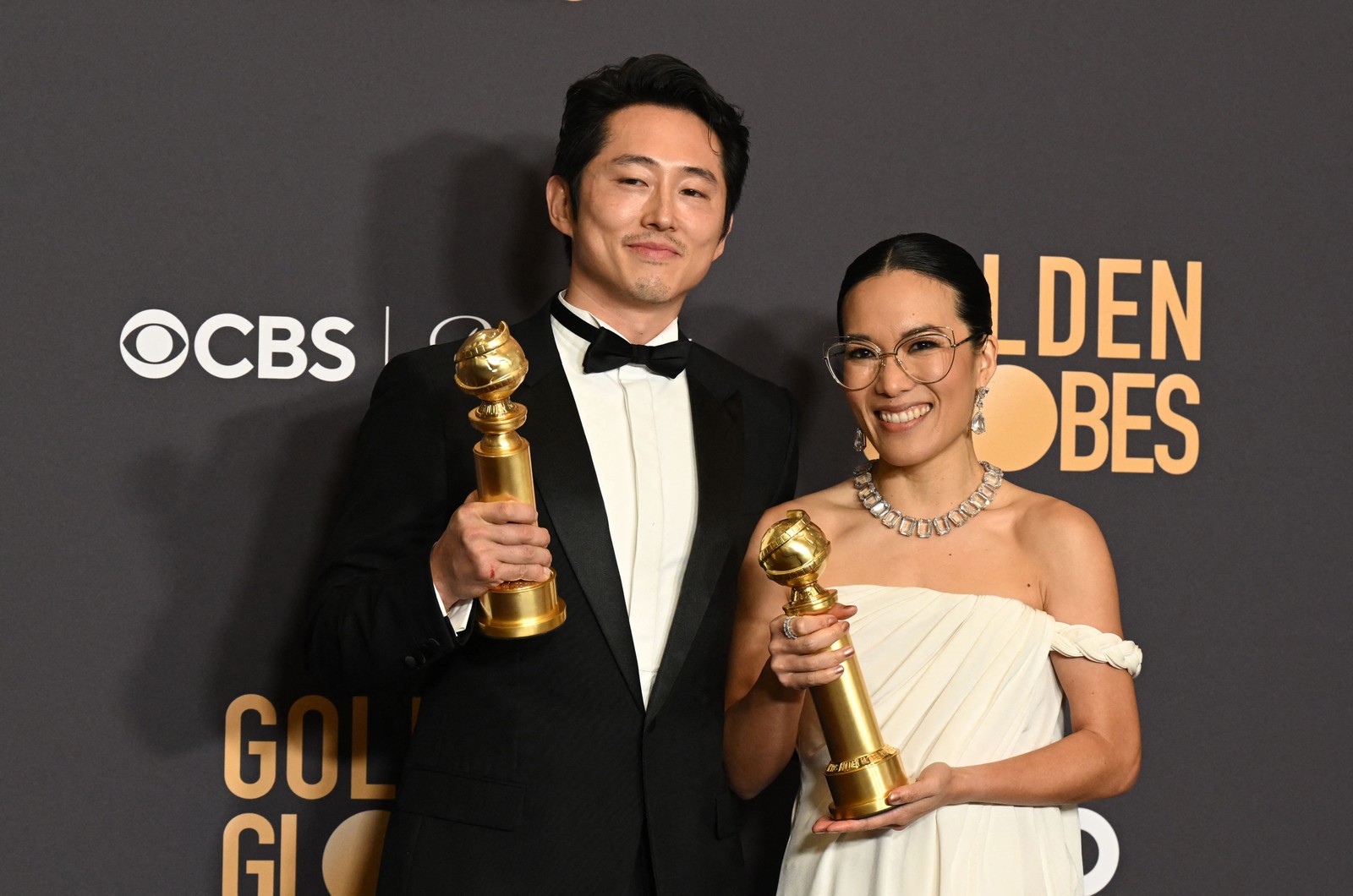 Steven Yeun e Ali Wong receberam o Globo de Ouro pelo trabalho na série "Treta" — Foto: Robyn BECK / AFP