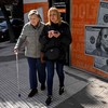 Mulheres passam em frente à casa de Câmbio em Buenos Aires - Luis ROBAYO / AFP