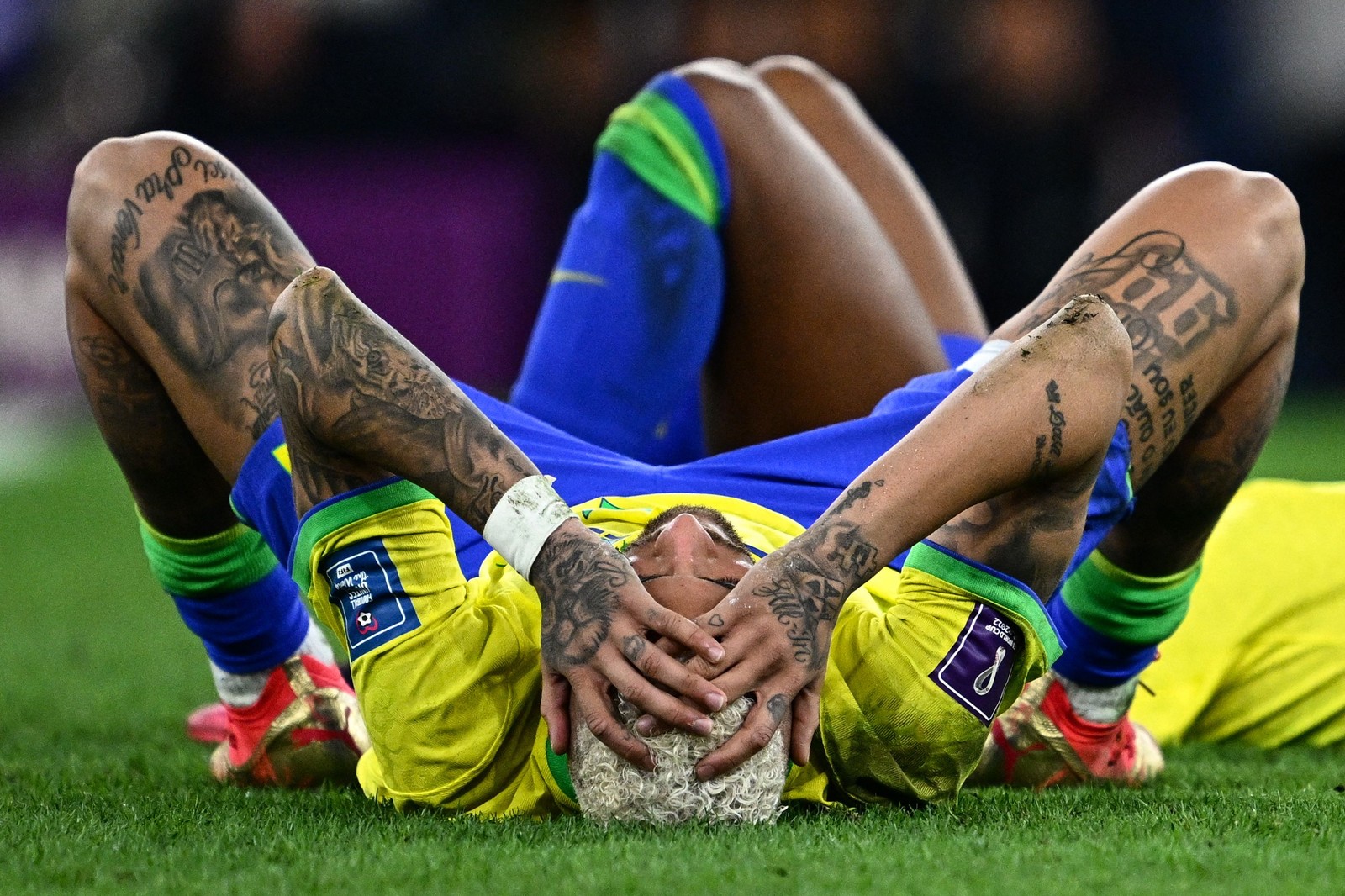 Neymar desaba depois da derrota para a Croácia — Foto: GABRIEL BOUYS / AFP