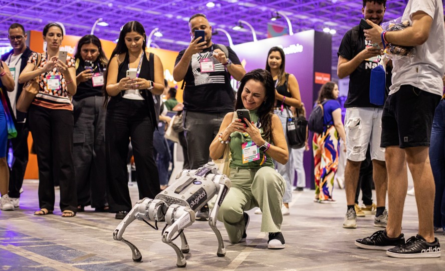 Robô da startup Pluginbot no Web Summit Rio