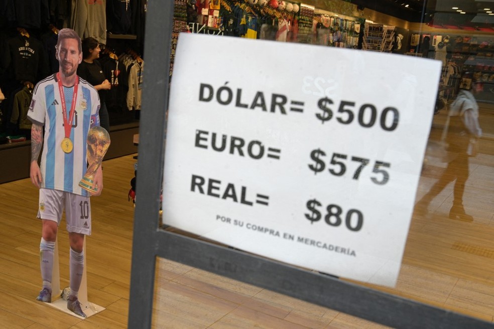 Loja de esportes em Buenos Aires mostra a cotação do câmbio nas diferentes moedas — Foto: JUAN MABROMATA / AFP