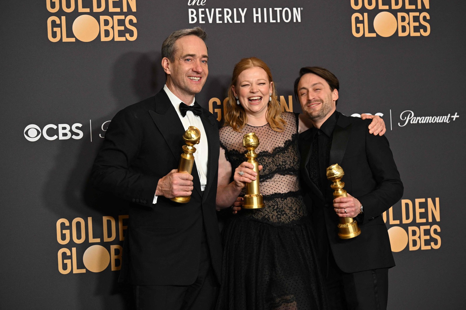 Matthew Macfayden, Sarah Snook e Kieran Culkin conquistaram o Globo de Ouro pela última temporada de "Succession" — Foto: Robyn BECK / AFP