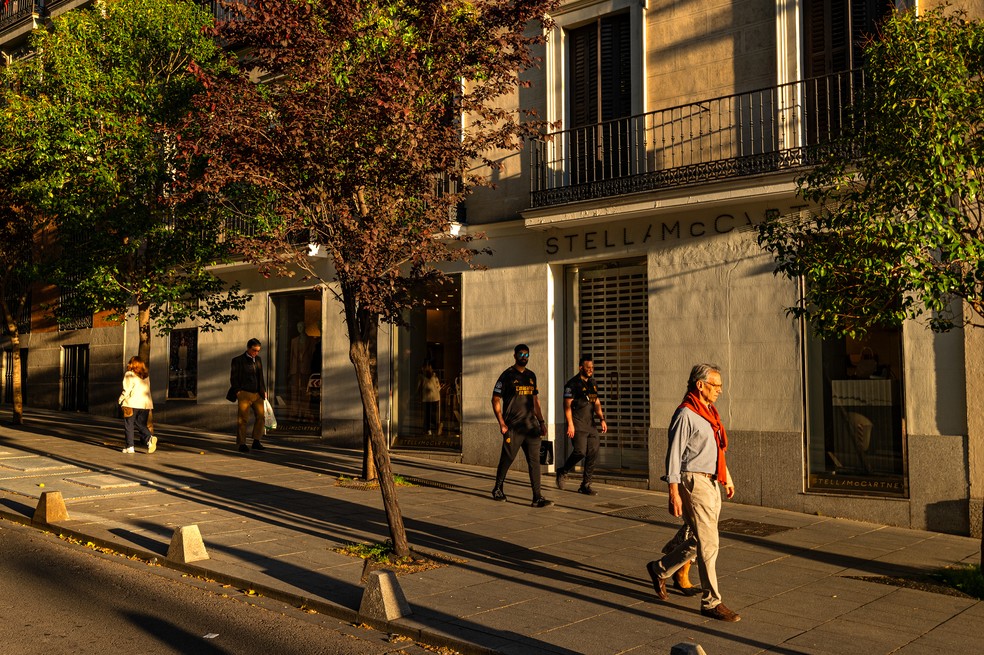 Pessoas caminhando em uma rua principal de Salamanca, Espanha — Foto: Emilio Parra Doiztua/The New York Times