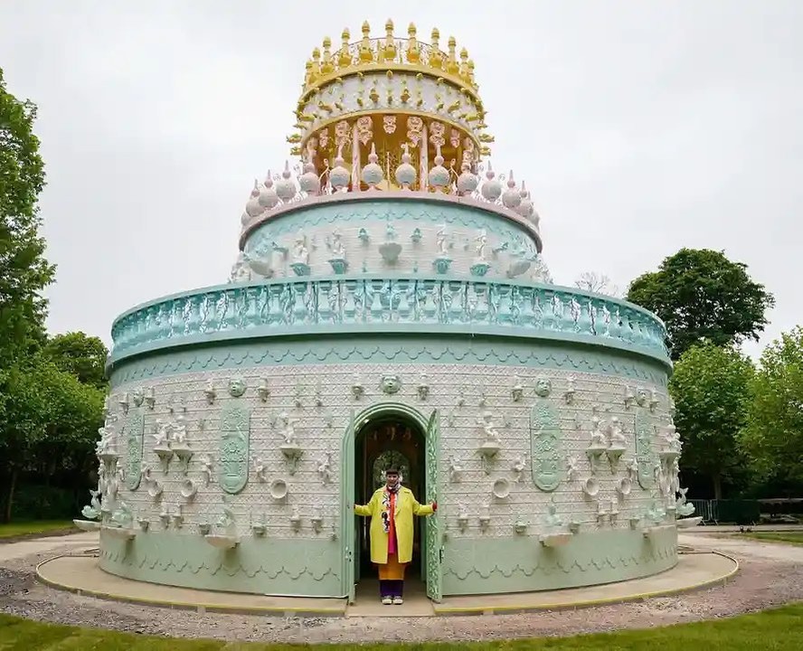 Escultura de bolo de casamento de 12 metros de altura será inaugurado na Inglaterra e é revestido por azulejos