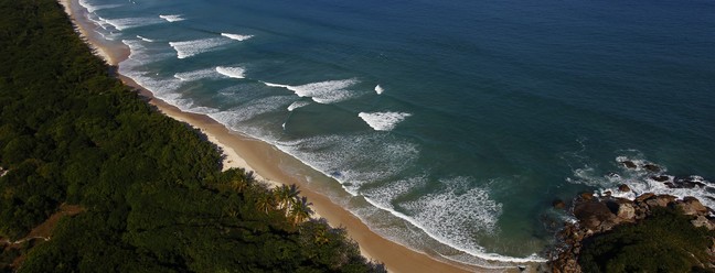 Vista aérea da Praia de Lopes Mendes, na Ilha Grande, no litoral sul do Estado do Rio — Foto: Custódio Coimbra / Agência O Globo