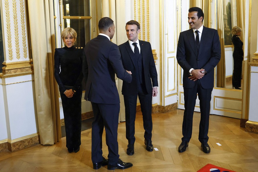 Kylian Mbappé cumprimenta presidente da França, Emmanuel Macron, e emir do Catar, xeque Tamim bin Hamad al-Thani