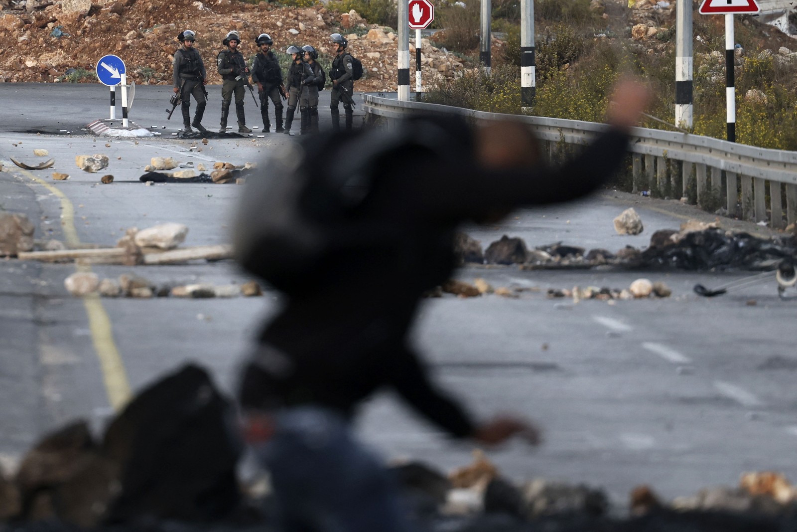 Soldados israelenses mantêm confrontos com palestinos na entrada norte da cidade de Ramallah, perto do assentamento israelense de Beit El — Foto: ABBAS MOMANI/AFP