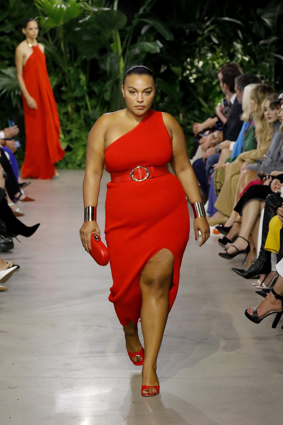 A modelo Paloma Elsesser: desfile de Michael Kors em setembro de 2022 — Foto: GettyImages