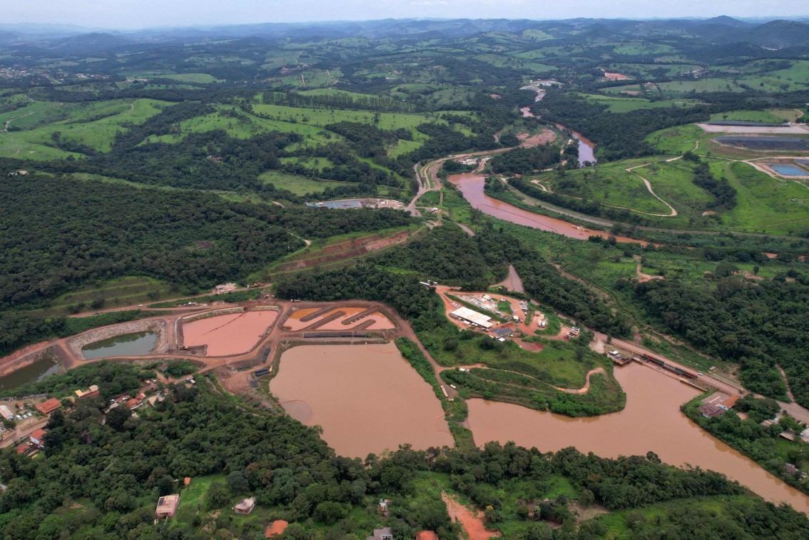 Vista de casas e ruas abandonadas no Parque da Cachoeira, um dos bairros afetados pela lama do acidente da barragem da Vale em Brumadinho — Foto: Douglas Magno / AFP