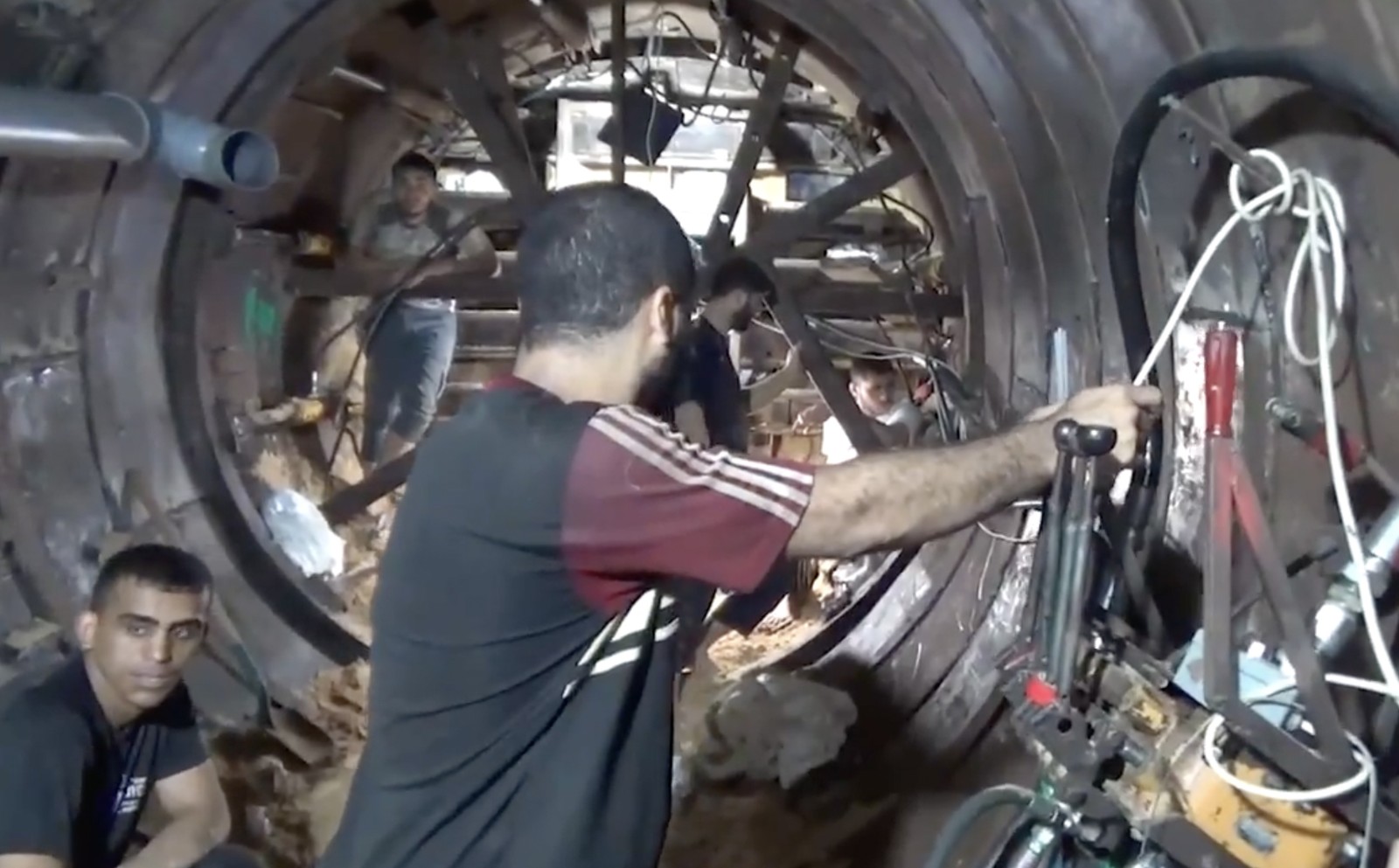 Interior do maior túnel subterrâneo descoberto na Faixa de Gaza — Foto: @IDF