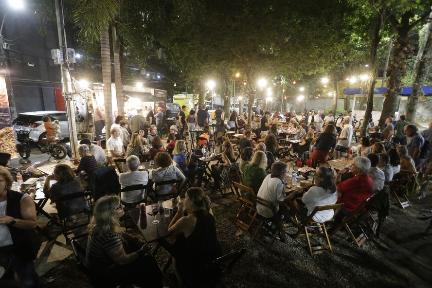 Cliente de bares e restaurante prefere áreas aberta para curtir o inverno, como o jazz na praça Claudio Continho, no Leblon