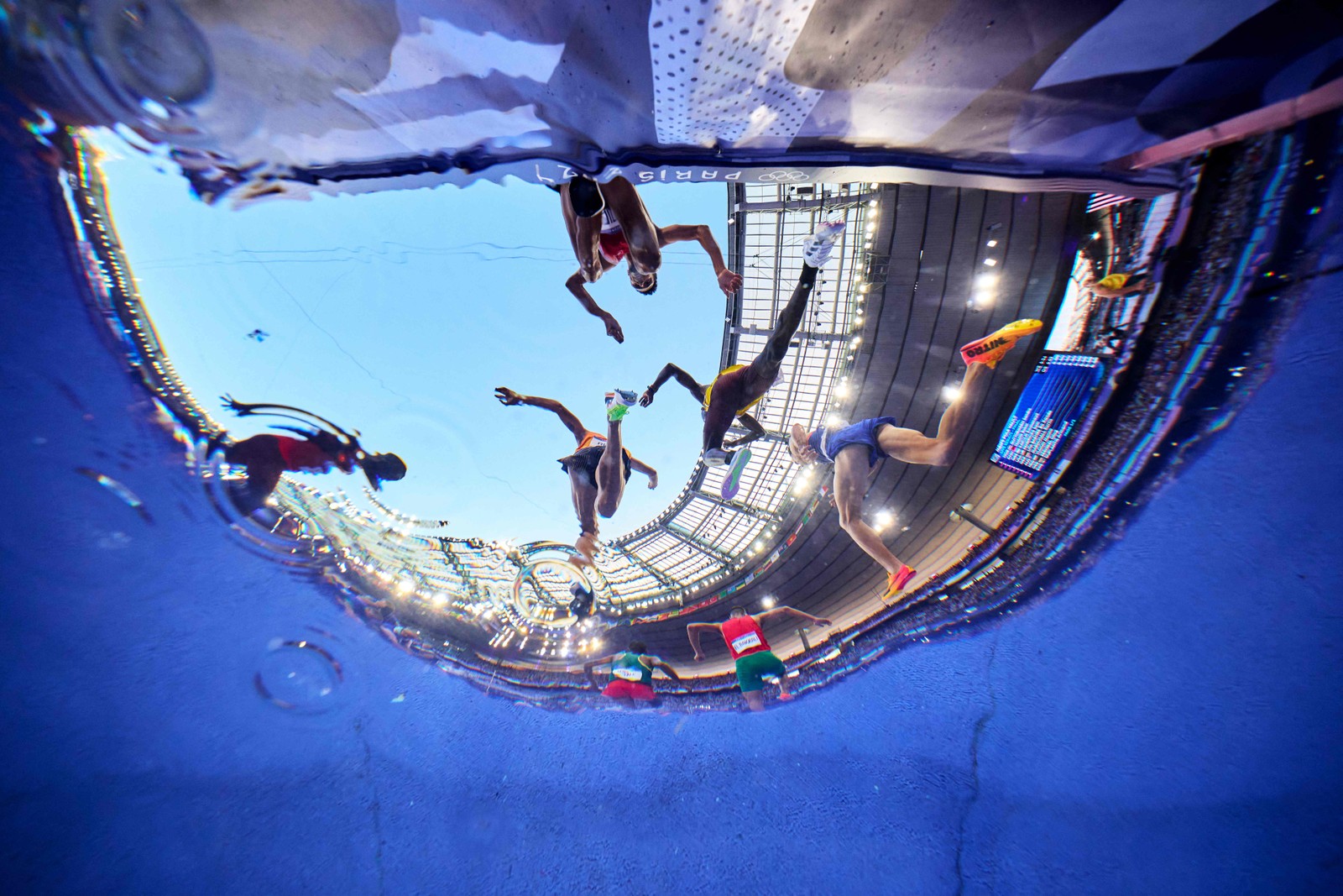 Atletas competem na eliminatória masculina dos 3000m com obstáculos no evento de atletismo dos Jogos Olímpicos de Paris 2024 — Foto: Adam Pretty / POOL / AFP