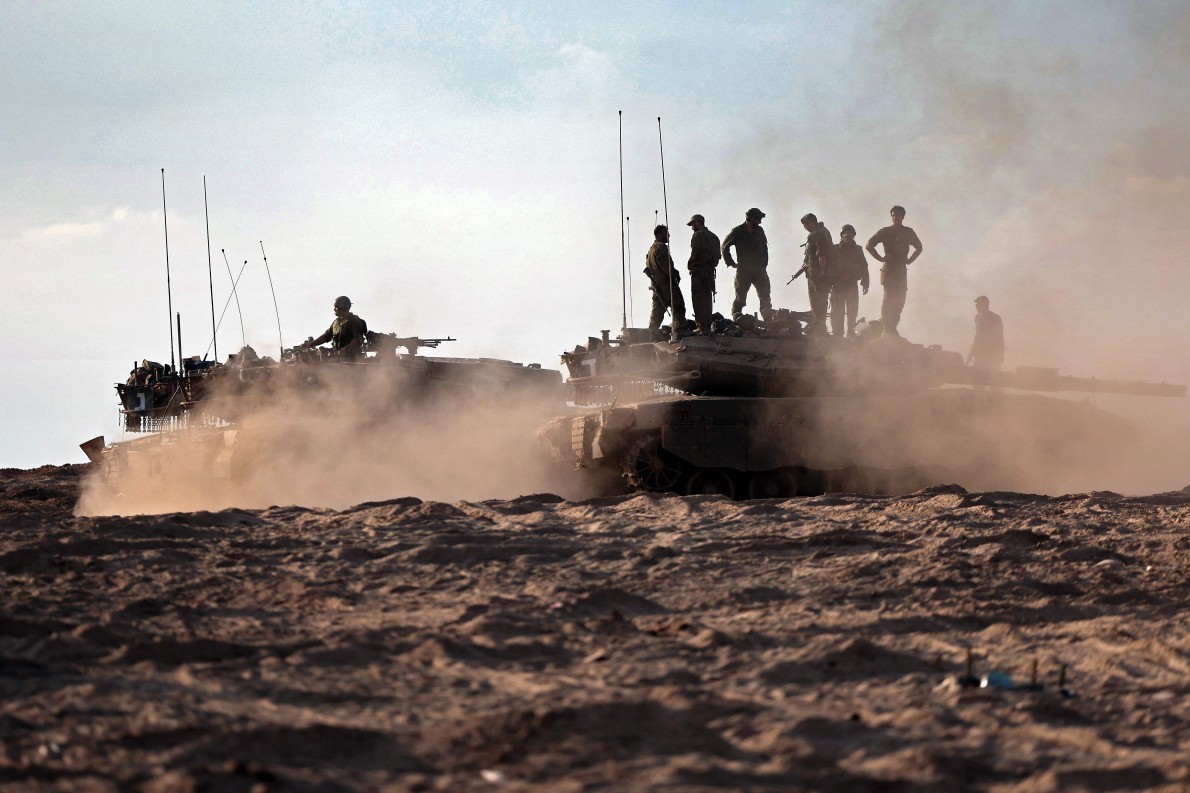 Soldados e tanques de Israel próximos ao kibbutz Beeri, no sul de Israel — Foto: Thomas COEX / AFP
