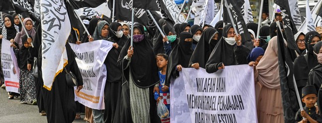 Manifestantes participam num comício pró-palestiniano em Banda Aceh — Foto: CHAIDEER MAHYUDDIN / AFP